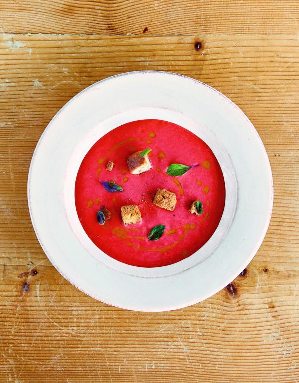 Gazpacho de fresas, receta de Daniel Humm. Foto: Food Editore/Piermichele Borraccia (pág.15)